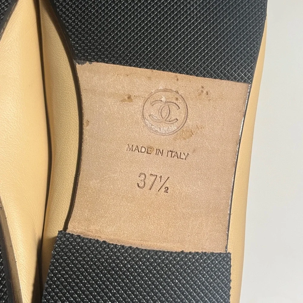 CHANEL Two-Tone Beige and Black Flats - Picture 7 of 10